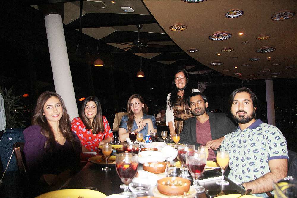 Asima -izquierda- con su grupo de amigos. (EL CORREO)