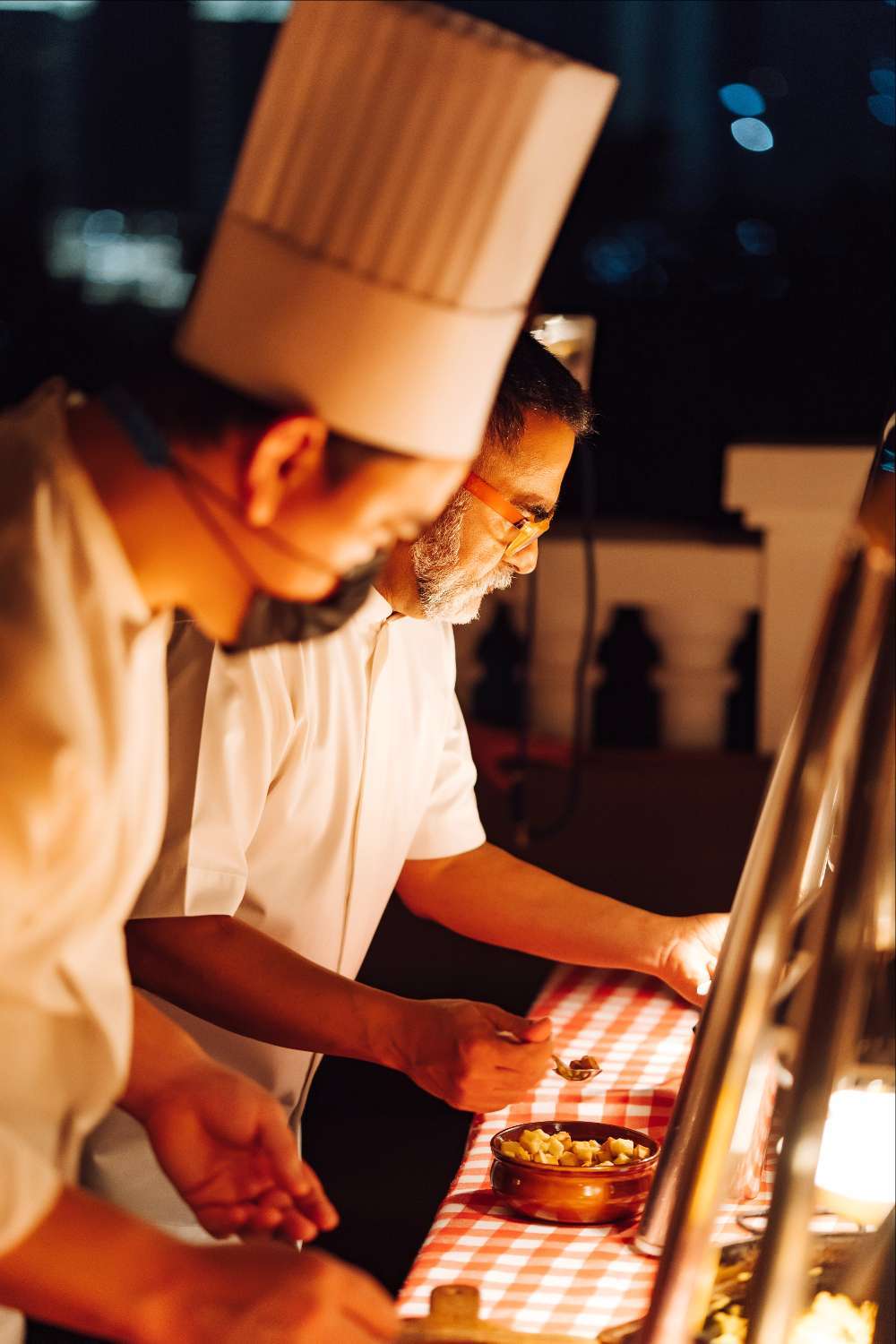 Los chefs, manos a la obra en la presentación la carne de ave española en EAU. (Cedida)