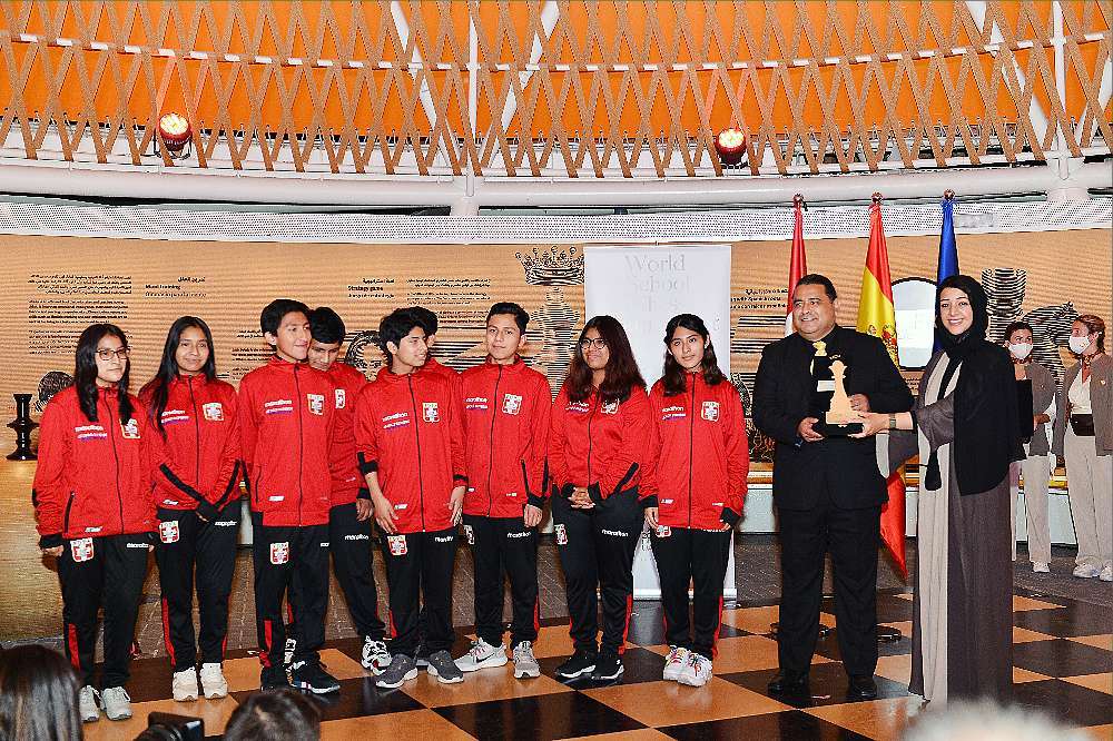Reem Al Hashimy entrega el premio al equipo de Perú. (Cedida)