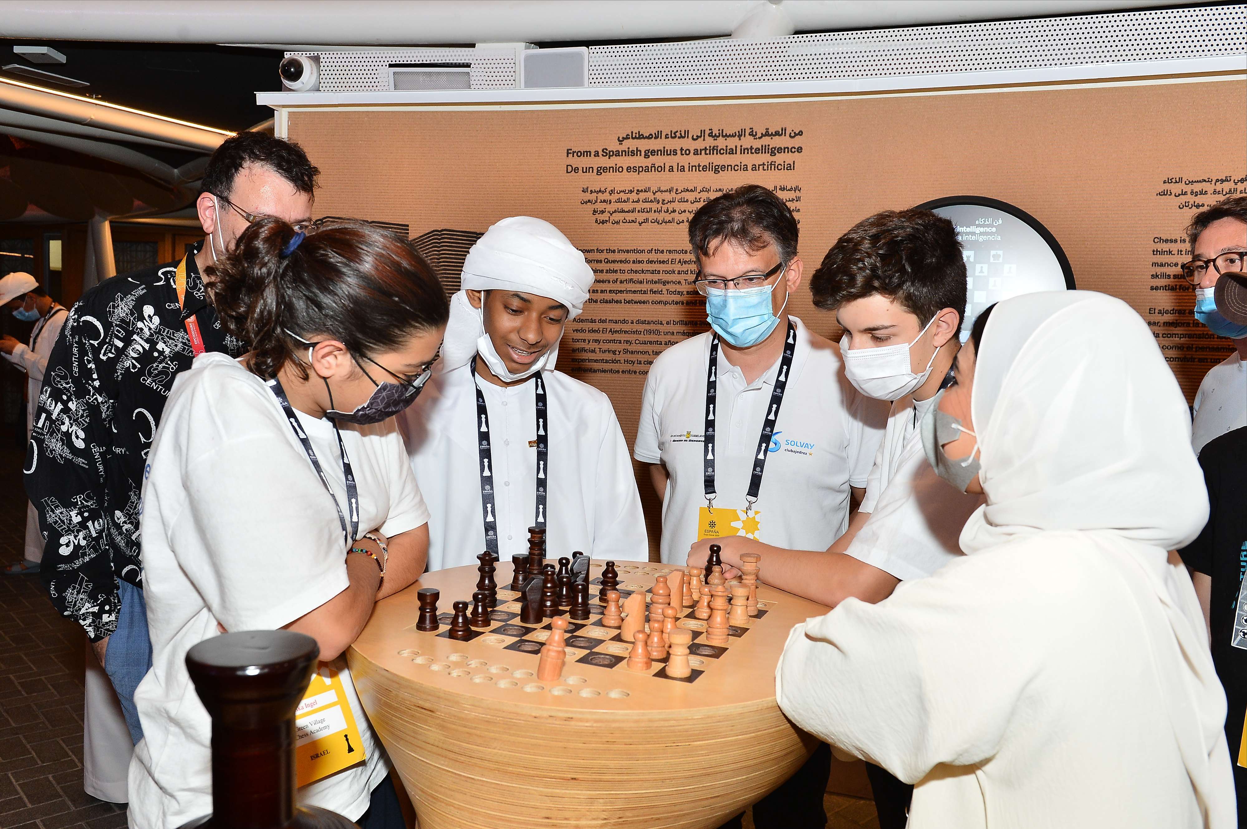 Emiratíes e israelíes juegan al ajedrez en el Pabellón de España. (@ExpoSpain2020)
