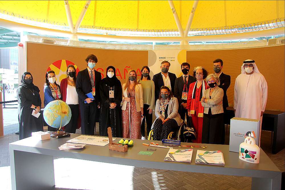 Foto de familia de la ministra emiratí de Desarrollo Comunitario con los organizadores del evento en el Pabellón de España. (@ExpoSpain2020)