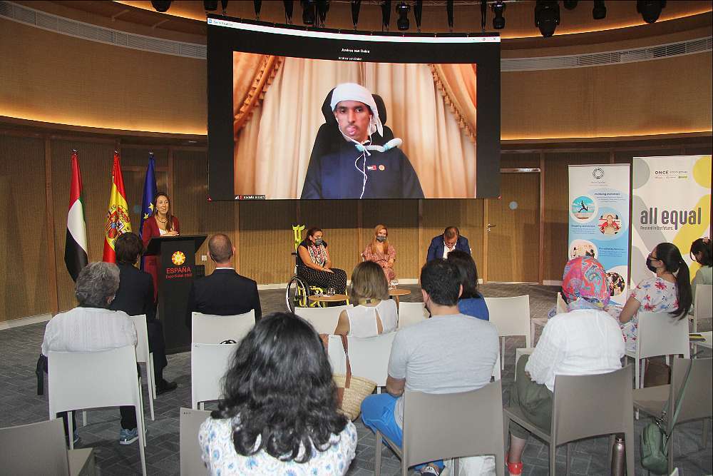 Alba Godall presenta al emiratí Abdulla Alsoori -en la pantalla-. (ExpoSpain2020)