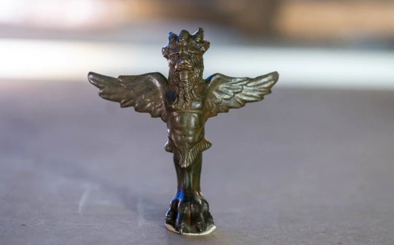 La Autoridad de Arqueología de Sharjah difundió la imagen de una valiosa estatua de bronce.