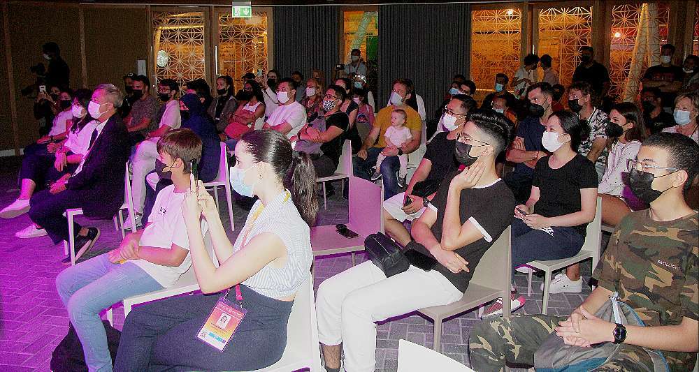 Decenas de personas llenan la sala del Pabellón de España tras hacer cola para presenciar el espectáculo de MagoMigue. (@ExpoSpain2020)