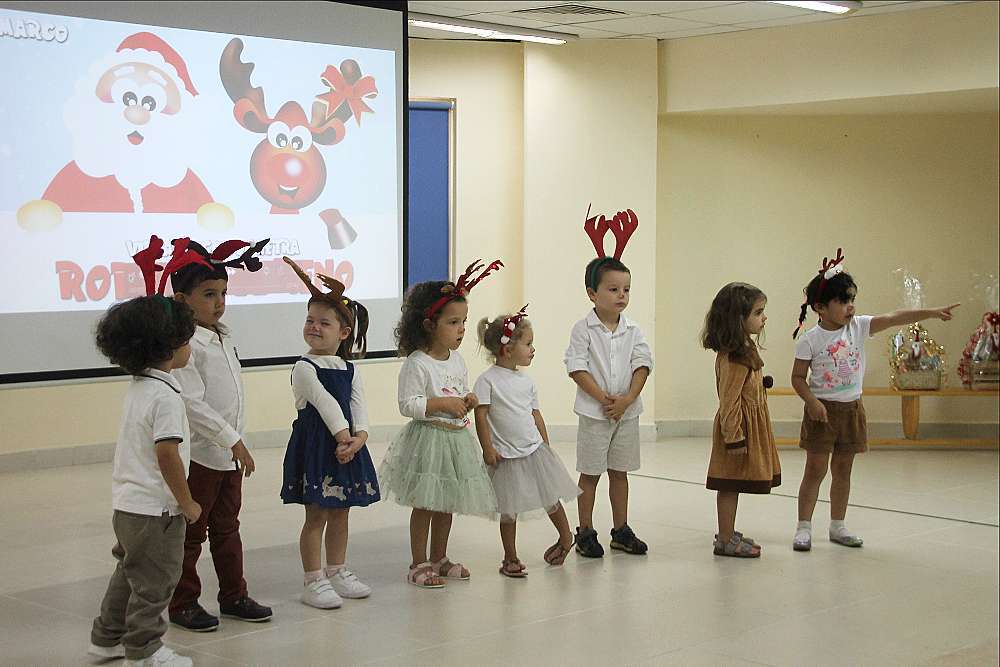 Los pequeños, sobre el escenario en la Función de Navidad de El Cole. (EL CORREO)