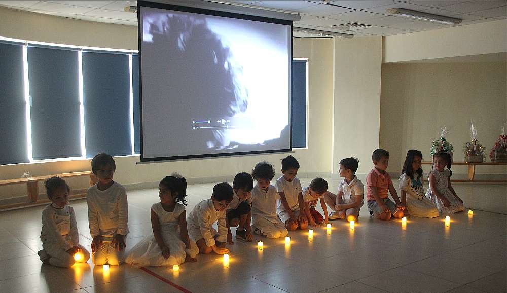 La Función de Navidad de El Cole dejó imágenes muy navideñas. (EL CORREO)