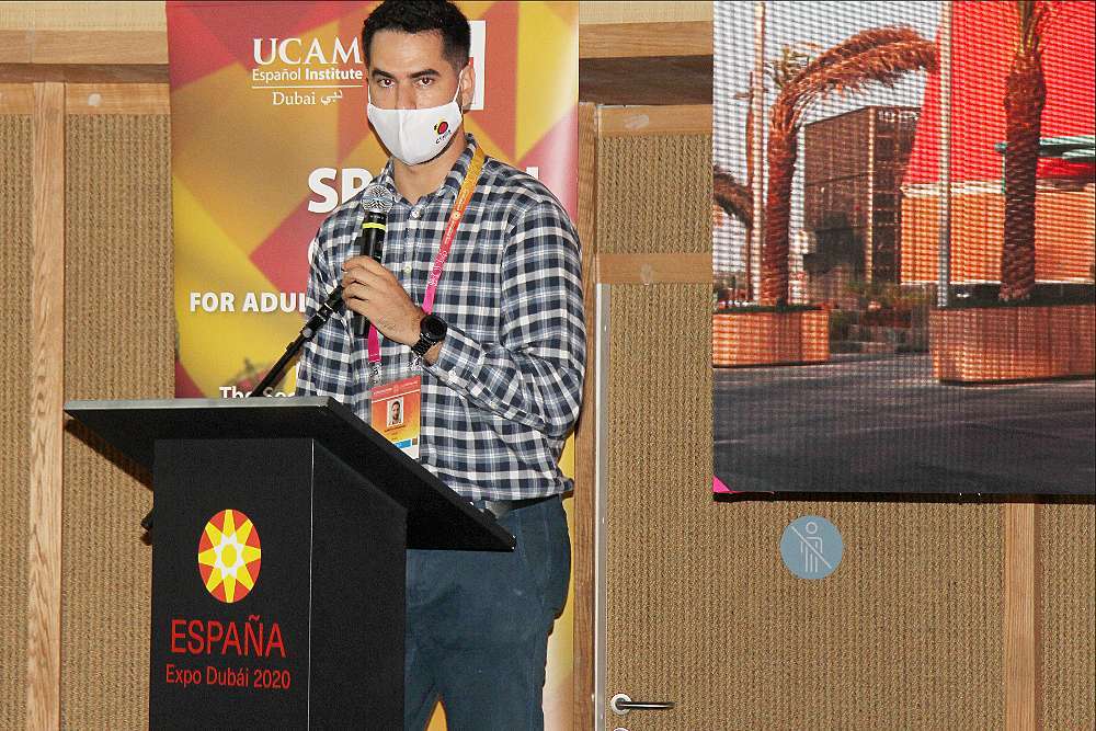 Alberto Fernández, director de UCAM Spanish Institute en Dubai, durante su intervención en la jornada desarrollada en el Pabellón de España en Expo 2020. (EL CORREO)
