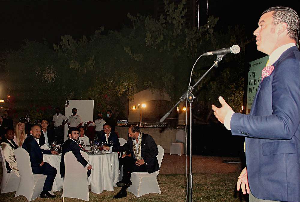 Guillermo Cobelo, durante su intervención en la cena de Navidad del SBC en Dubai. (EL CORREO)