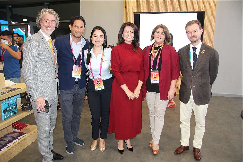 Bárbara El Dbeissy, junto a directores de pabellones latinoamericanos.