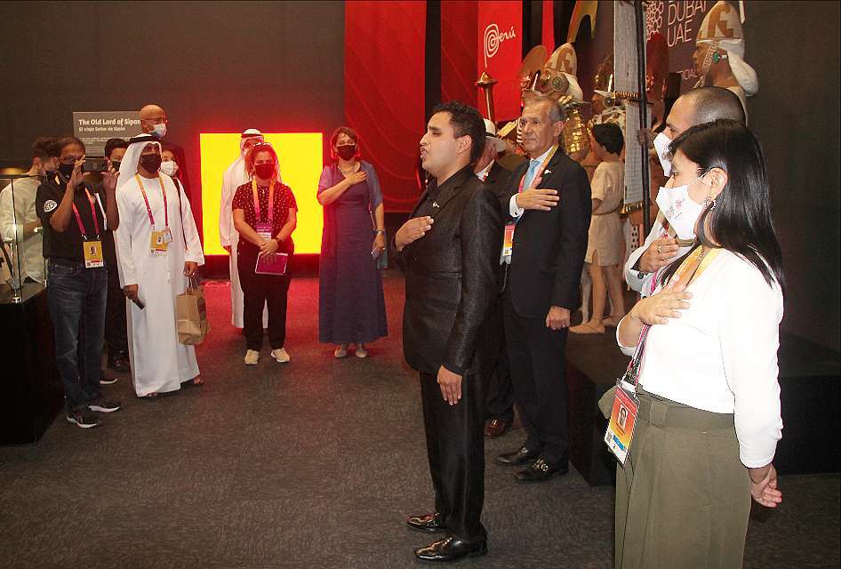 Adonís Castro canta el himno de Perú en quechua. (EL CORREO)