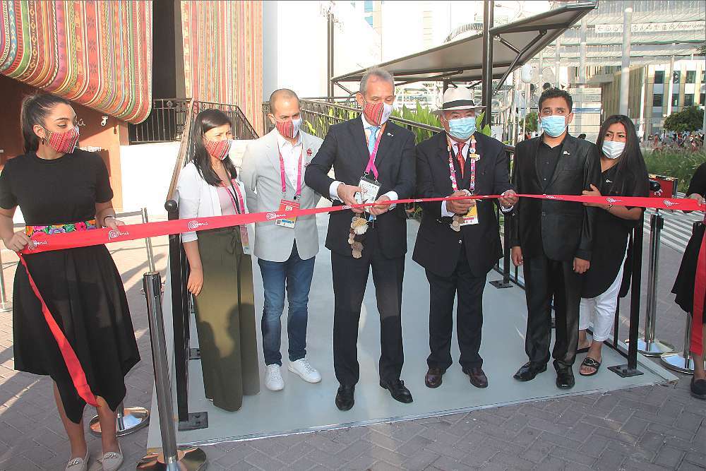 Corte de la cinta inaugural. (EL CORREO)