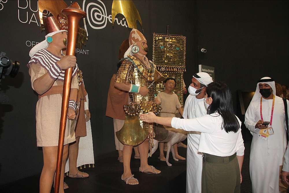 Autoridades emiratíes recorren la exposición. (EL CORREO)