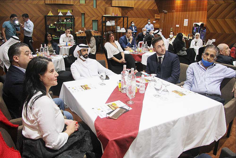 Los organizadores atienden a la presentación. (EL CORREO)