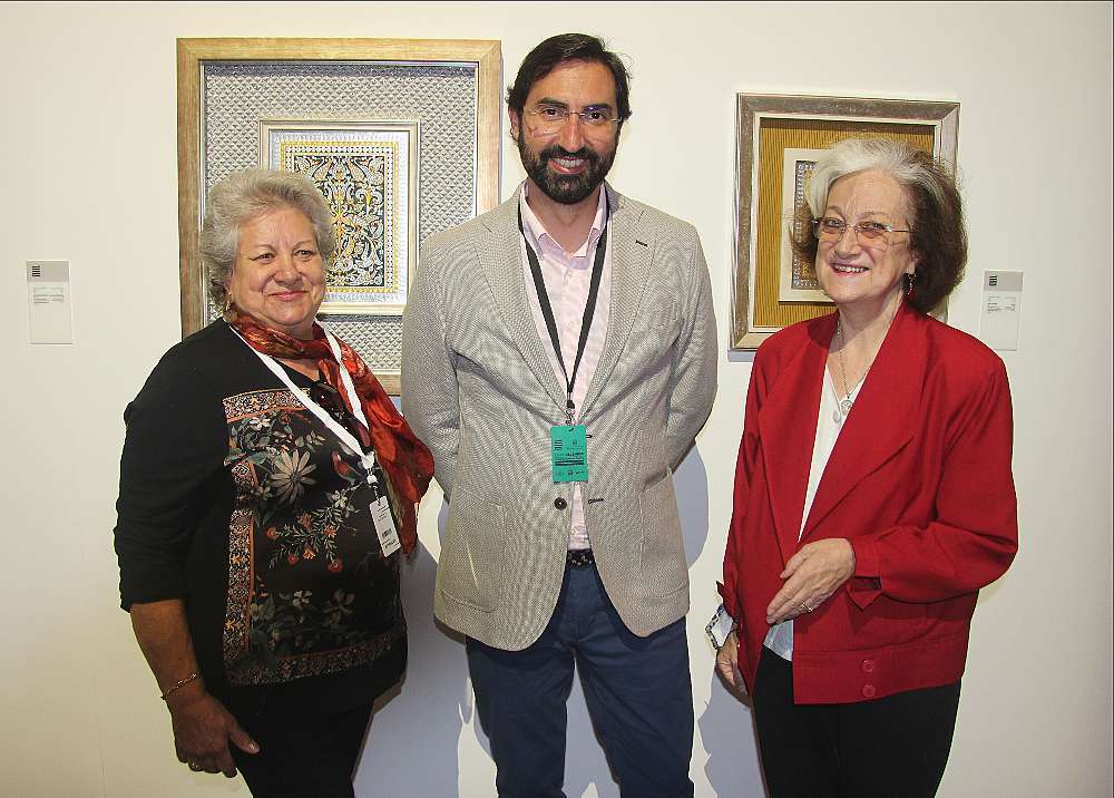 El artista cordobés entre las españolas Sara Sánchez e Inocenta Sánchez. (EL CORREO).