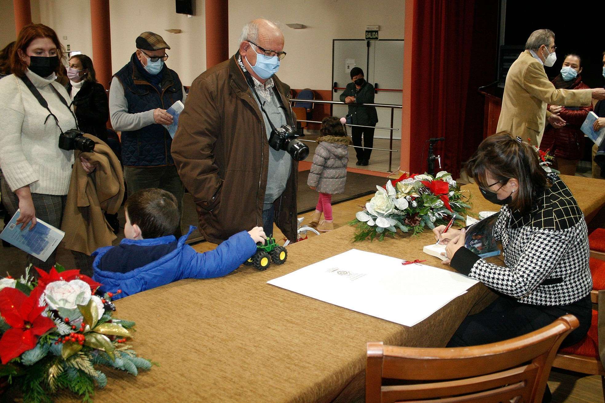 Firma de libros tras la presentación. (Ayto. Aldea del Rey)