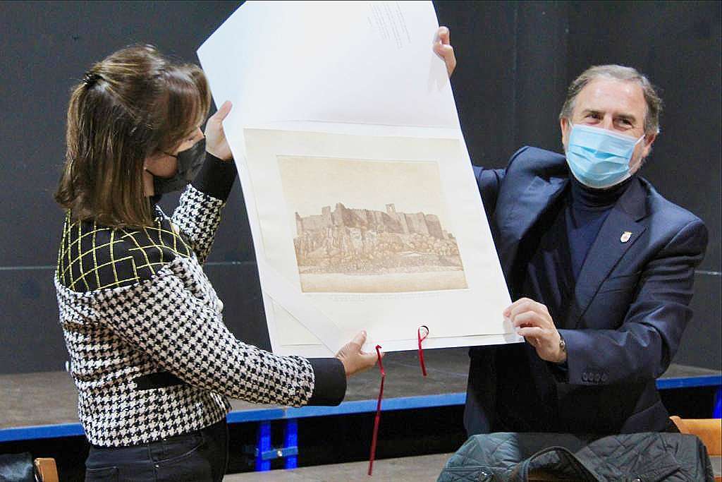 La escritora recibe el grabado original del Castillo. (Ayto. Aldea del Rey)