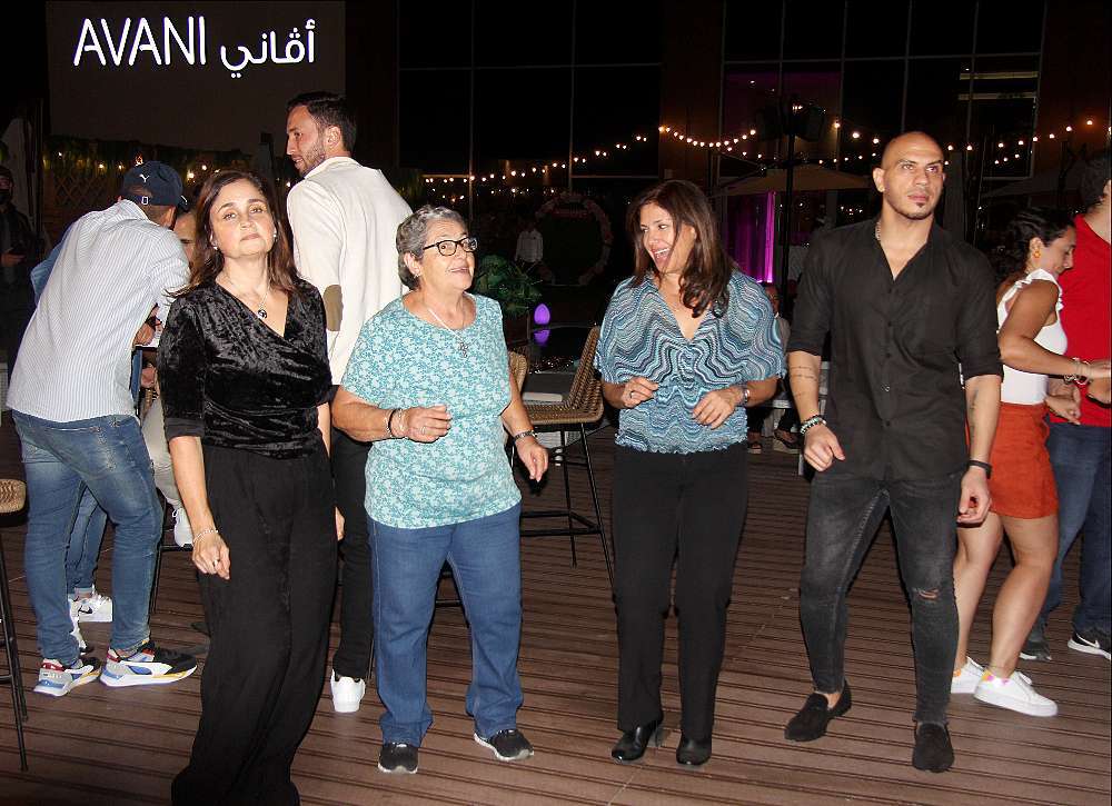 A la gran fiesta latina de Navidad acudieron personas de todas las edades. (EL CORREO)