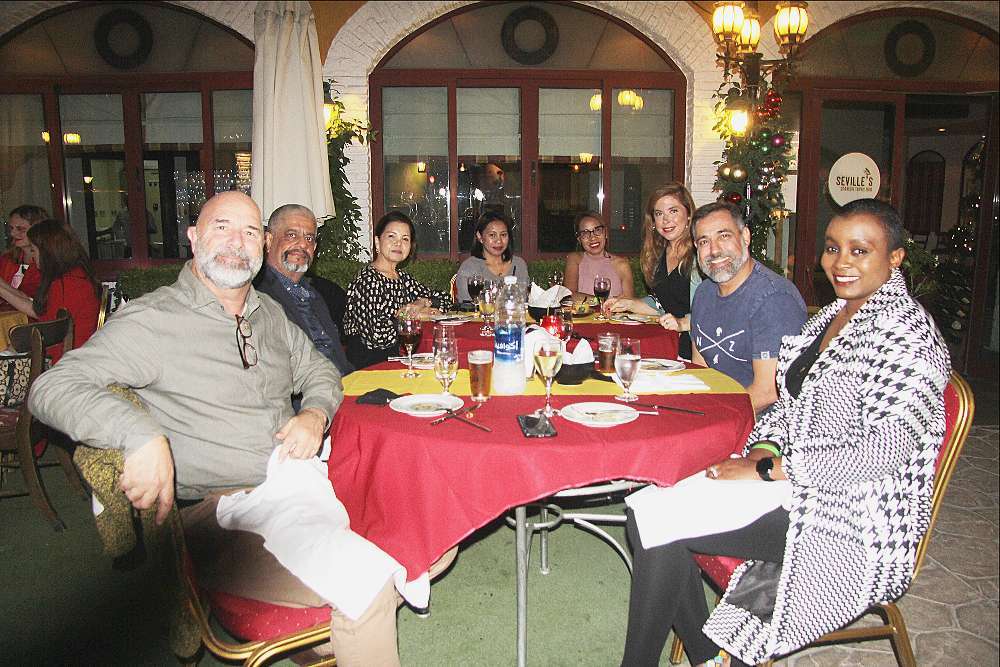 Entre amigos en el 21 Aniversario del Seville's en Dubai. (EL CORREO)