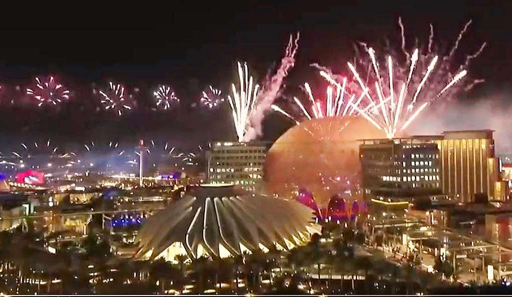 Fuegos artificiales en Expo 2020 Dubai. (expo2020dubai)