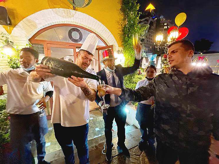 Aleix Font, chef del Seville's. sirve champán tras entrar el año 2020. (EL CORREO)