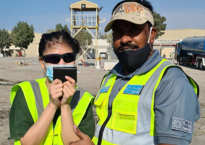 La trabajadora filipina con su cartera. (Fuente externa)