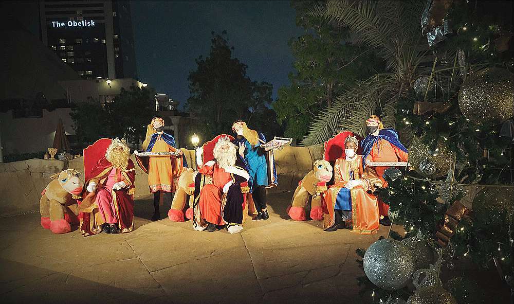 Los Reyes Magos preparados en la terraza del Seville's para recibir a cientos de niños. (EL CORREO)