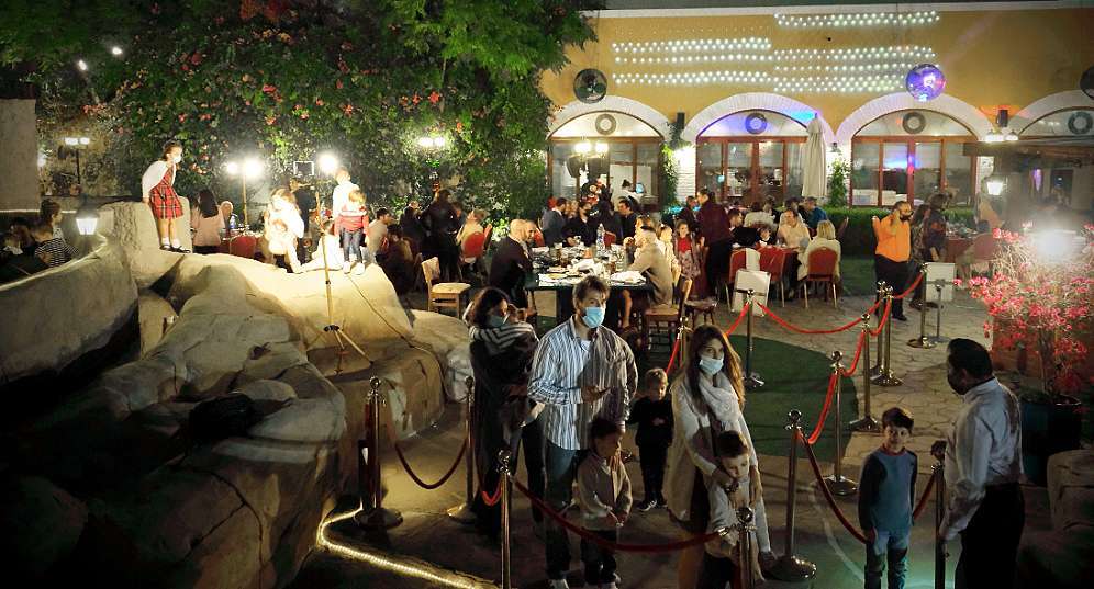 Colas en el Seville's para hablar con los Reyes Magos. (EL CORREO)