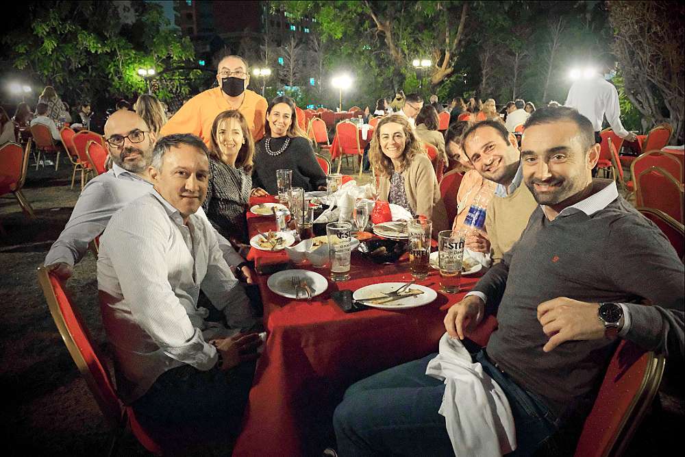 Felices padres con Mariano Andrés -de pie- en la noche de Reyes. (EL CORREO)