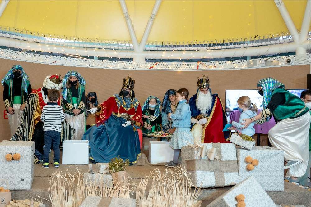 Los niños entregan sus cartas a los Reyes Magos. (ExpoSpain2020)
