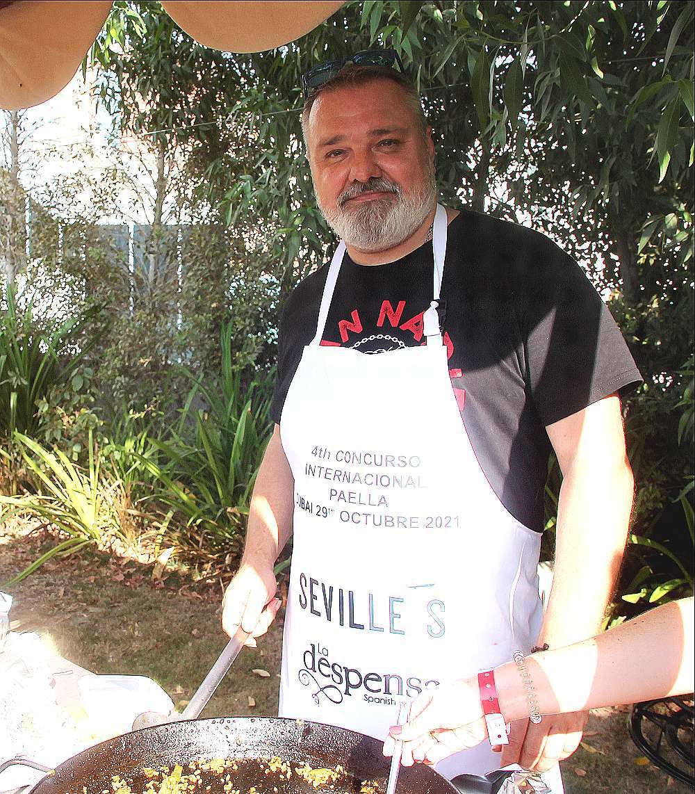 Keco Fontana, el día que ganó el concurso de paellas del Seville's. (EL CORREO)