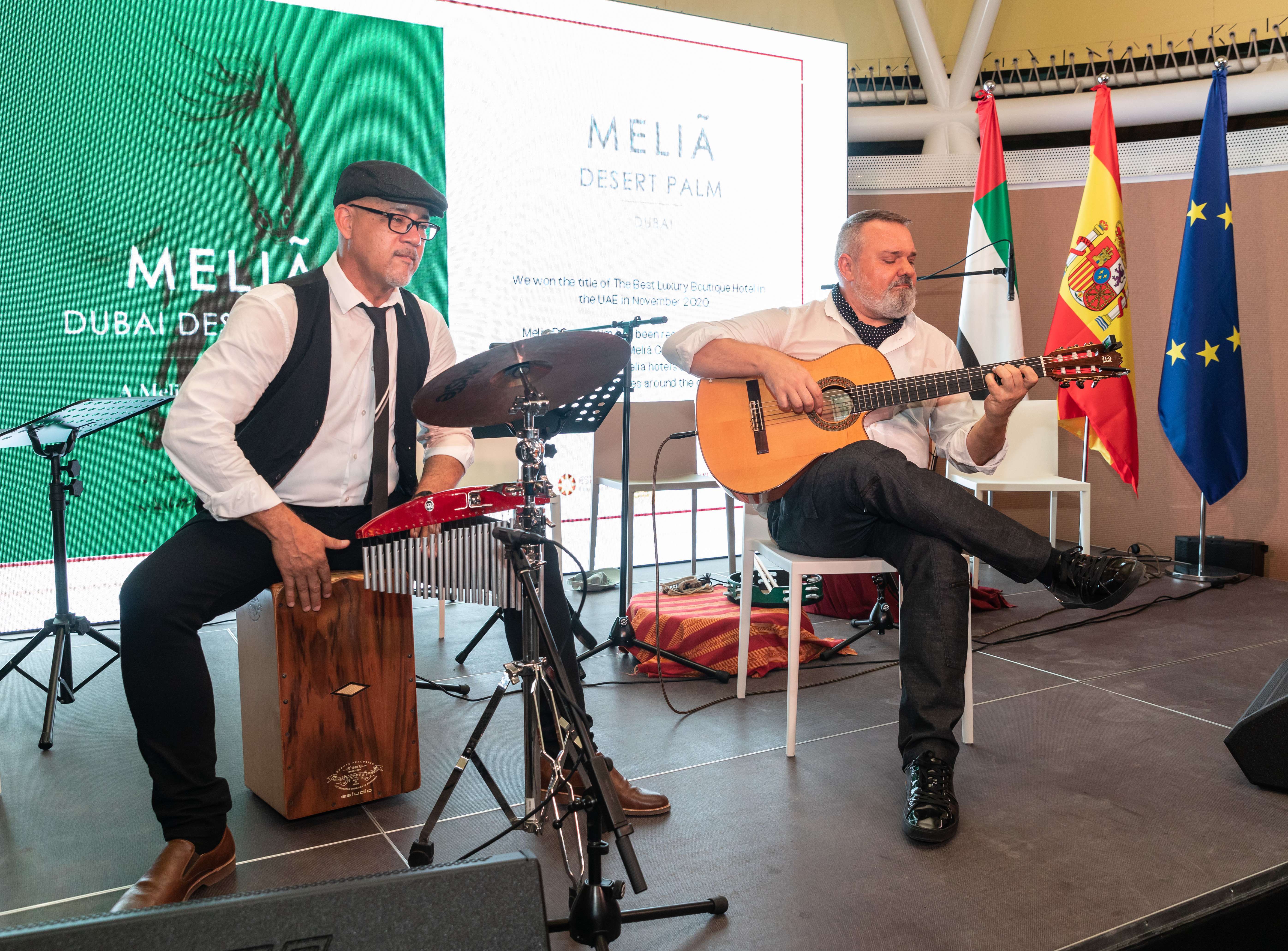 Keco Fontana -derecha- en el Pabellón de España de Expo Dubai. (EL CORREO)