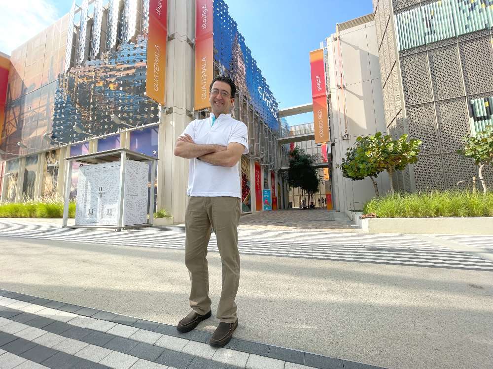 El presidente de Anacafé, ante el Pabellón de Guatemala en Expo 2020 Dubai. (EL CORREO)