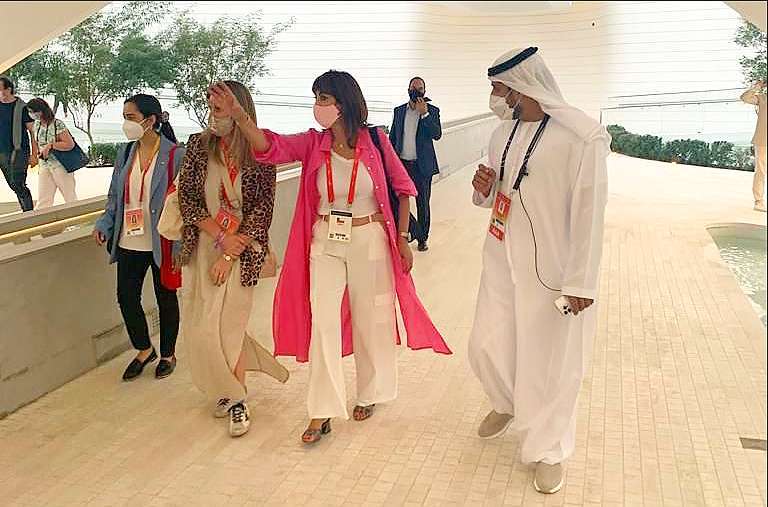 Mónica Zalaquett -de rosa- en el Pabellón de Emiratos en Expo Dubai. (Cedida)