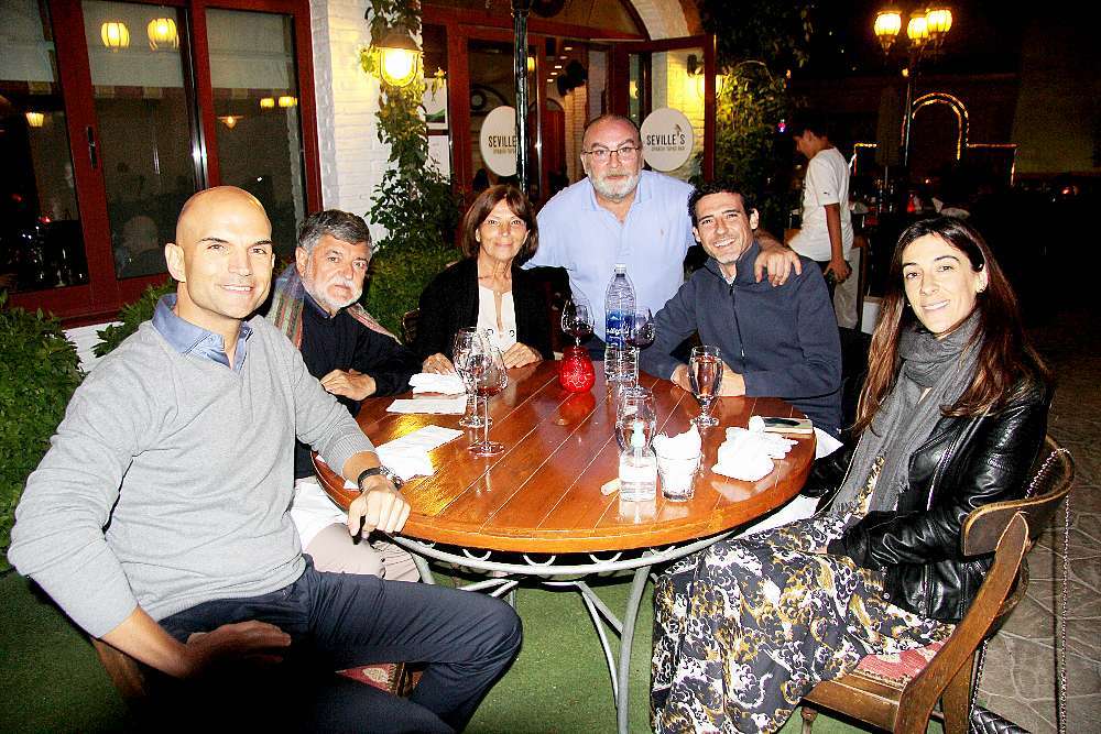 Mariano Andrés con un grupo de españoles, entre ellos, David Regueiro. (EL CORREO)