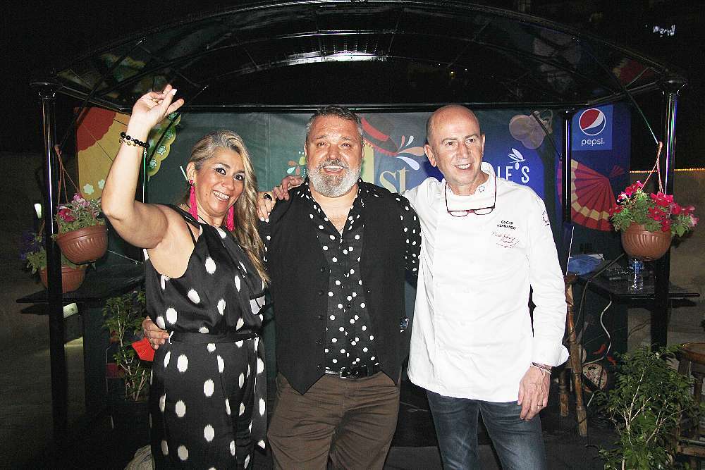 Óscar Hernando -derecha- con su esposa y Keko Fontana. (EL CORREO)