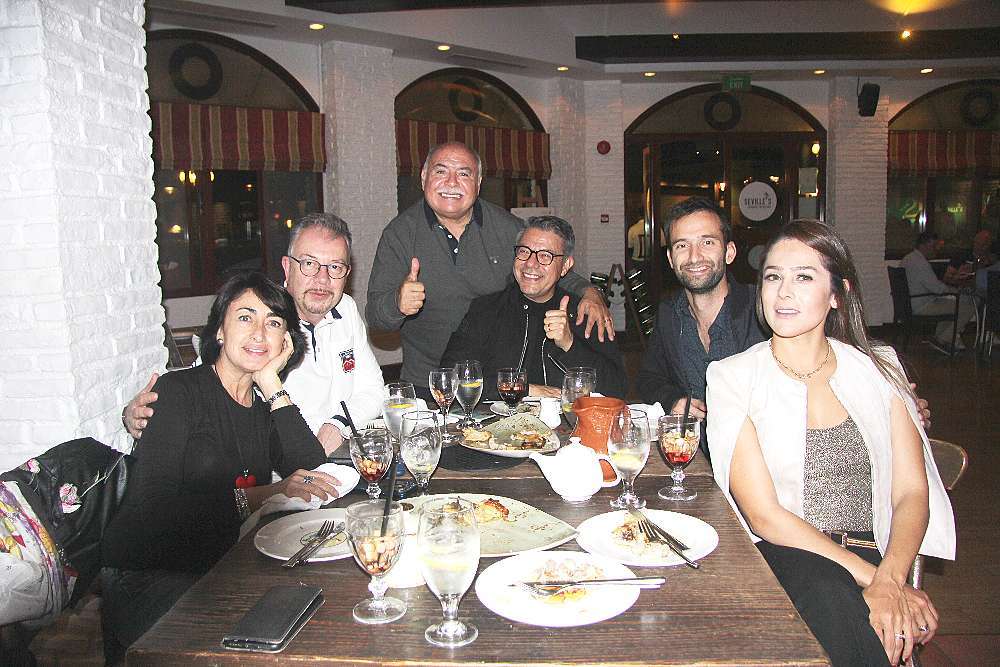 Mexicanos disfrutan del cochinillo en el Seville's, entre ellos, Francisco Alonso. (EL CORREO)