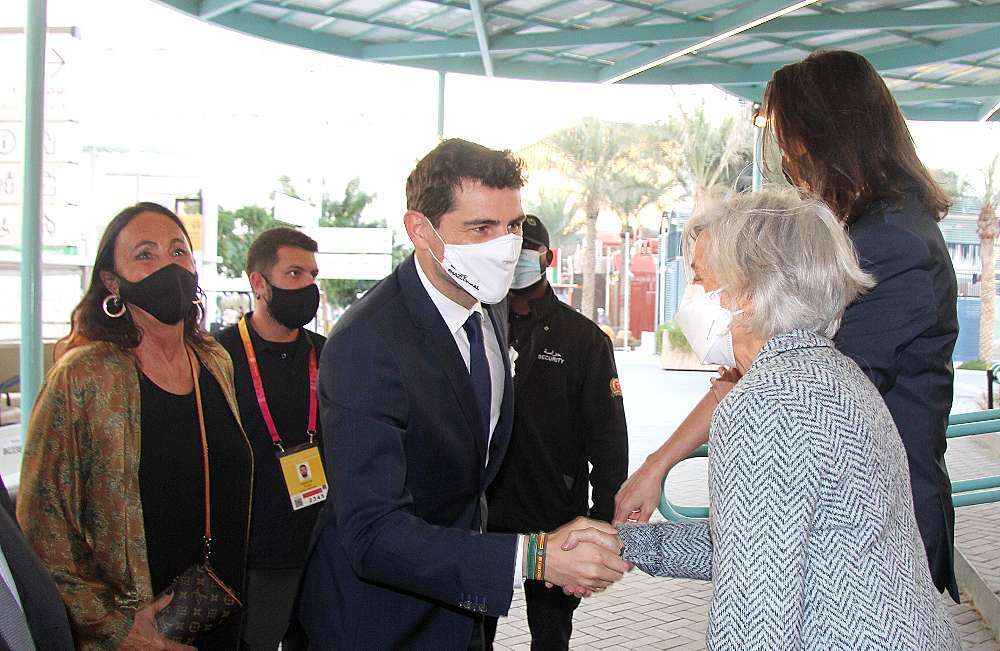 Carmen Bueno recibe a Íker Casillas. (Expo Spain 2020)