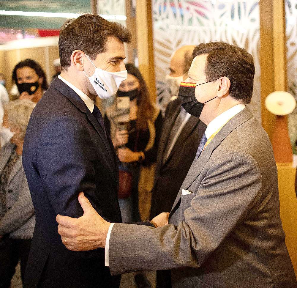 Íker Casillas saluda al embajador de España. (Expo 2020 Dubai)