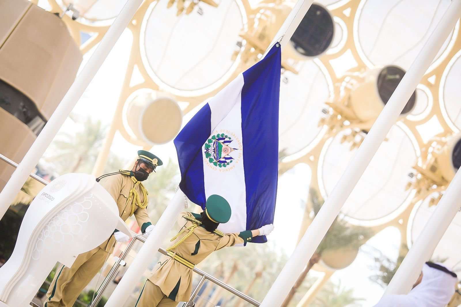 La bandera de El Salvador en la Plaza Al Wasl de la Expo. (Twitter)