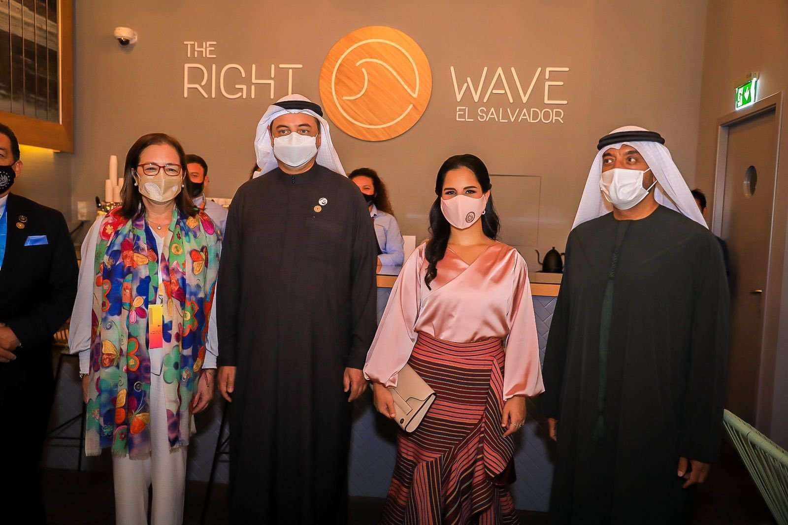 El presidente de Emirates Airline -derecha-, junto a Gabriela Rodríguez. (Twitter)