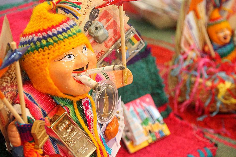 El dios Ekeko con sus humeantes cigarrilos. (EL CORREO)