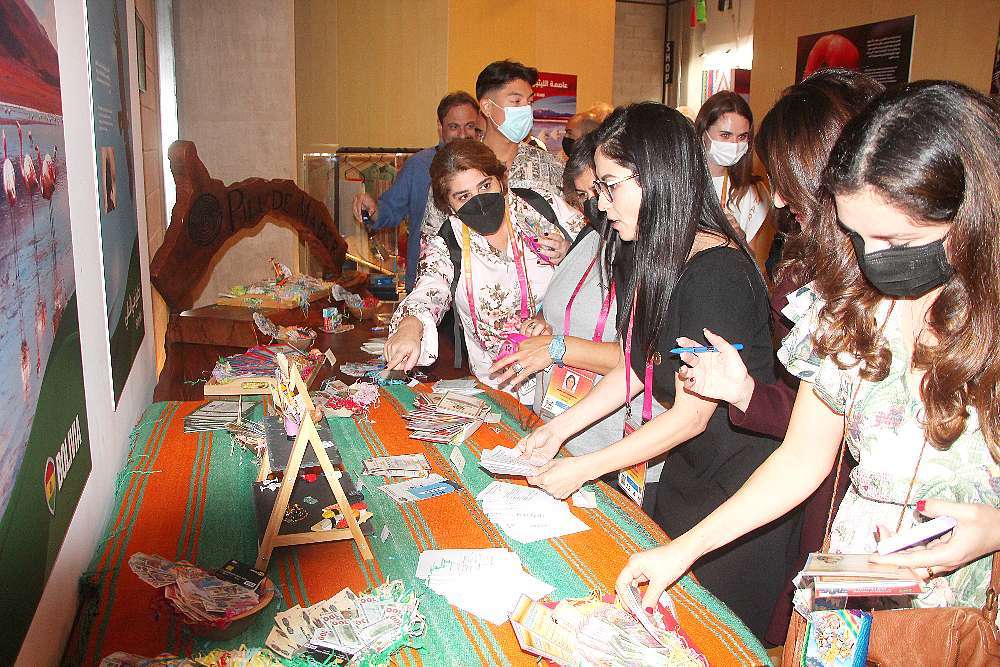 Eligiendo las alasitas en el Pabellón de Bolivia de Expo Dubai. (EL CORREO)