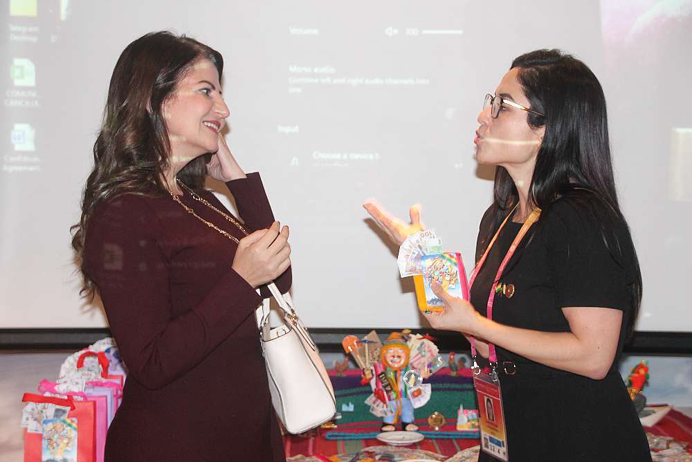 La directora del Pabellón de Uruguay, Bárbara El Dbeissy -izquierda-, junto a Raquel Orozco. (EL CORREO)