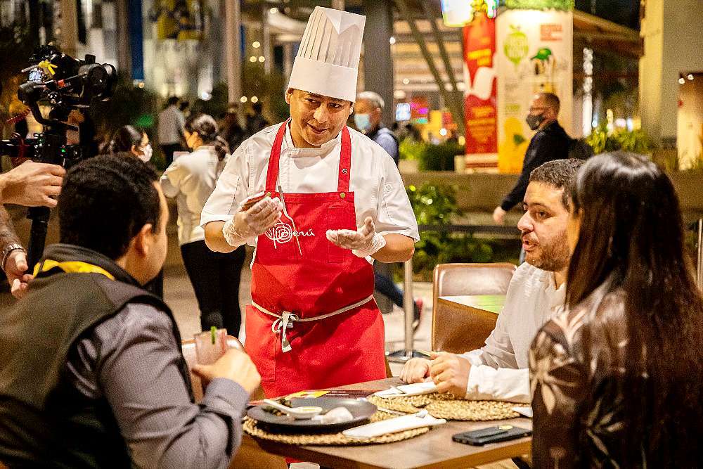 Roger Falcón explica las características del menú. (Cedida)