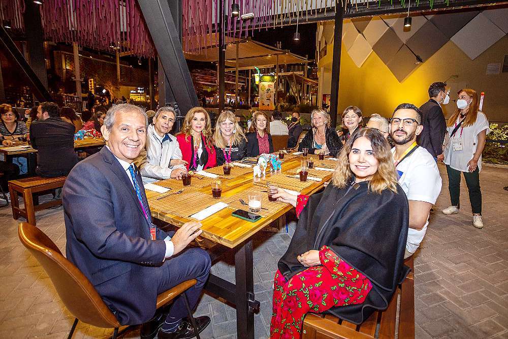 El cónsul general del Perú en Dubai y acompañantes durante la cena la Qori Pacha. (Cedida)