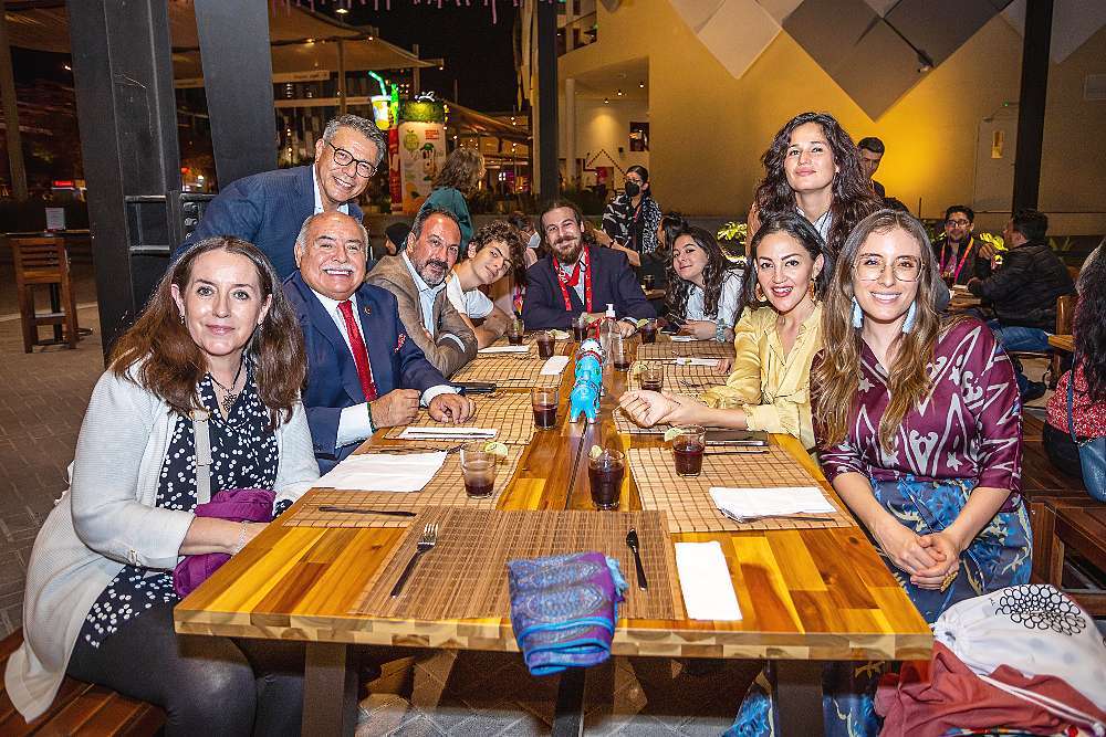 El embajador de Chile junto a Francisco Alonso y acompañantes. (Cedida)