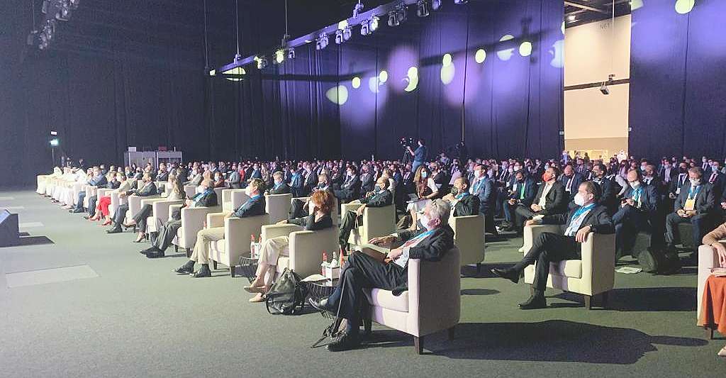 Cientos de personas asisten al Foro de Negocios España-Emiratos Árabes. (EL CORREO)