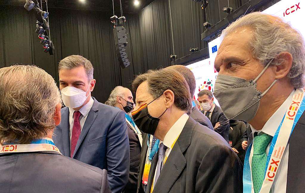 Pedro Sánchez, junto al embajador de España y al CEO de Barceló, Raúl González. (EC)