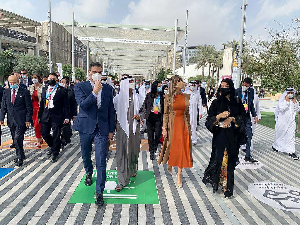 Pedro Sánchez recorre las calles de Expo 2020 Dubai. (EL CORREO)