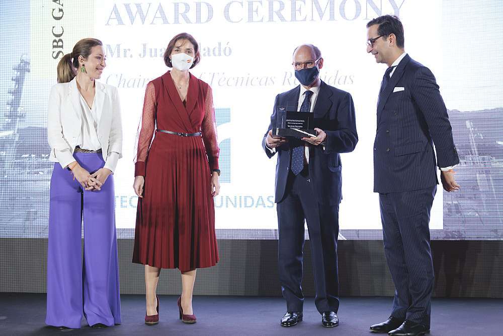 Juan Lladró recibió el premio de manos de la ministra de Industria. (SBC)